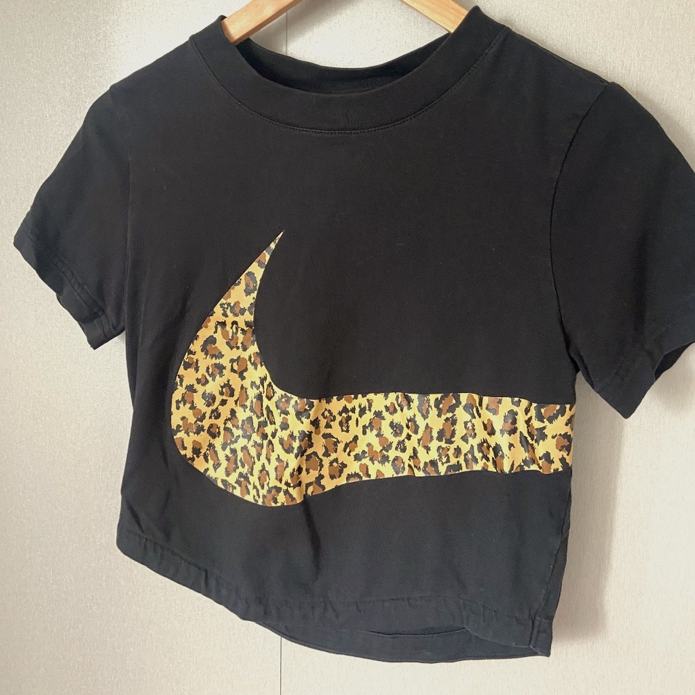Cropped T-shirt Nike Cheeta Print Swoosh